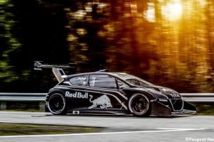 Peugeot stuurt monsterachtige 208 T16 naar Pikes Teak Challenge