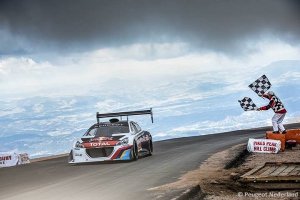 Peugeot 208 T16 verpulvert record op Pikes Peak Challenge 2013