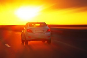 Tips voor autorijden bij een laaghangende zon